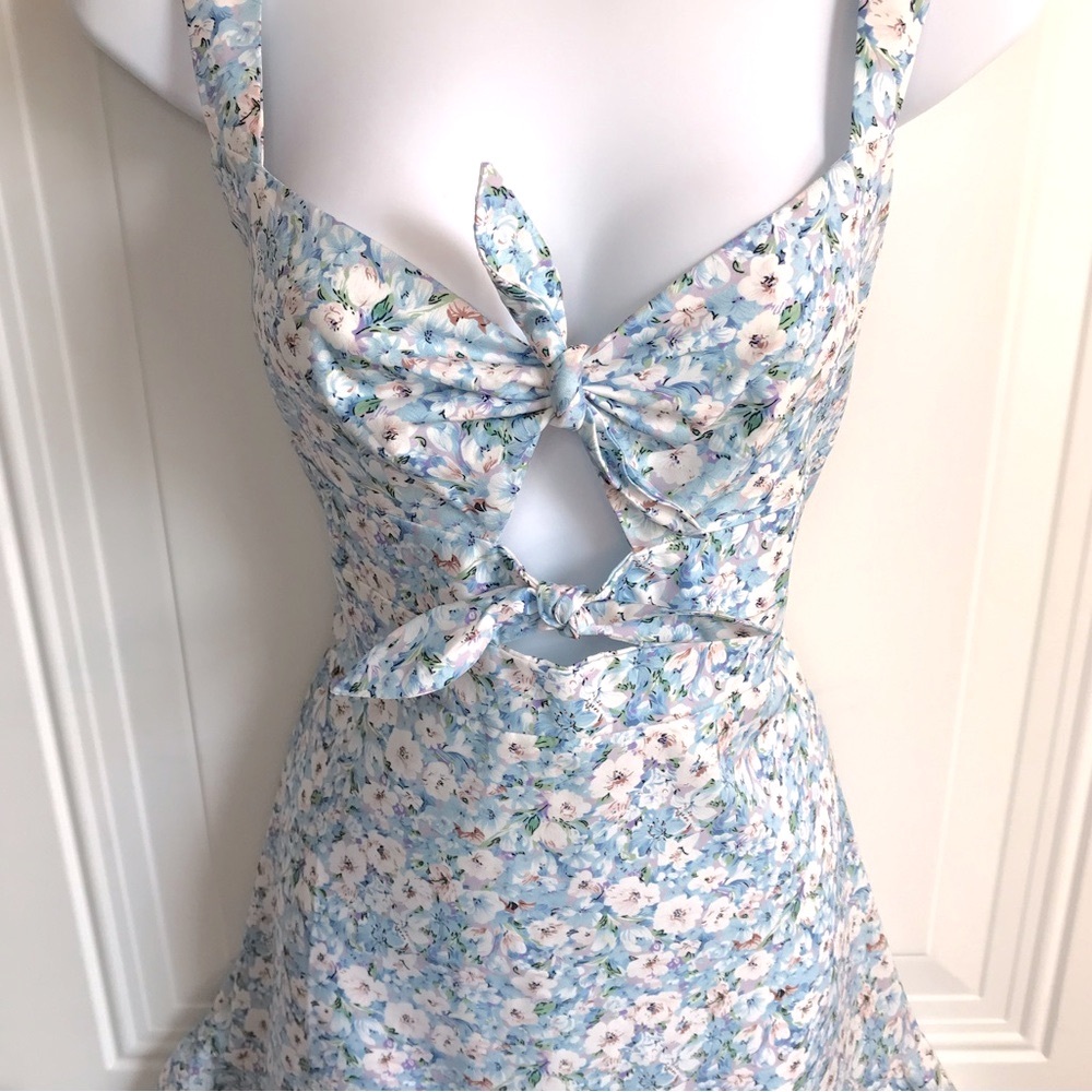 ZAFUL Brand Blue Ditsy Floral Sleeveless Peekaboo Ruffle Hem Dress size 8 in EUC - Picture 6 of 15